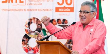 Alfonso Cepeda Salas, líder del SNTE, anunció pagos salariales pendientes.