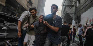 Mujer herida durante uno de los bombardeos diarios israelíes sobre la ciudad de Gaza