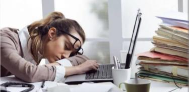 El síndrome de burnout, o del trabajador quemado, con el tiempo altera la salud física y emocional de las y los empleados