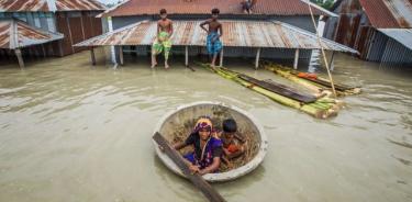 Bangladesh, 2020. Las casas están casi sumergidas debido a las inundaciones en Sirajganj, Bangladesh.