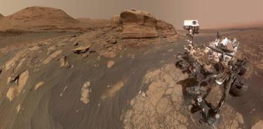 El rover Curiosity de la NASA en Marte utilizó dos cámaras diferentes para crear esta selfie frente al Mont Mercou, un afloramiento rocoso de 7 metros de altura.