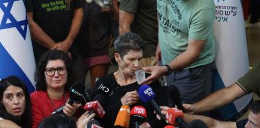 Yocheved Lifschitz durante la multitudinaria rueda de prensa en el hospital de Tel Aviv donde fue internada tras su liberación; junto a ella, su hija Sharone (i)