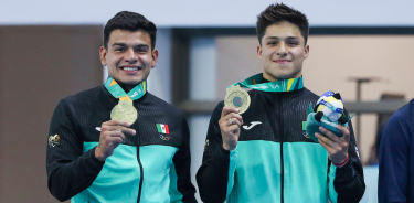 Rodrigo Diego y Osmar Olvera de México posan con la medalla de oro en el podio de clavados trampolín sincronizados masculino
