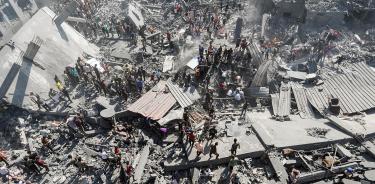 Palestinos buscan supervivientes entre los escombros de un edificio de viviendas alcanzado en un ataque israelí