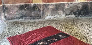 Los frescos de la antigua Pompeya (sur de Italia) han cobrado vida en tejidos ecológicos.