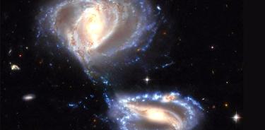 El Telescopio Espacial Hubble de la NASA captura la danza de galaxias en interacción en Arp-Madore 2339-661 (NGC 7733, NGC 7734).