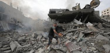 Un palestino inspecciona las ruinas del edificio destruido por los ataques aéreos israelís en Gaza