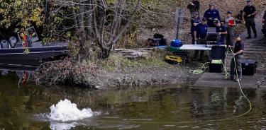Agentes usando un robot submarino en los ríos Sabattus y Androscoggin, en la búsqueda del sospechoso Robert Card