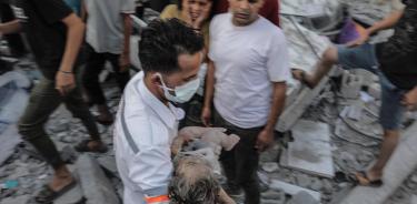 Rescatan a niño gravemente herido de los escombros de un edificio bombardeado por Israel en Gaza