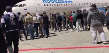 Turba rodea en el aeropúerto de la capital de Daguestán avión procedente de Israel. al grito de 