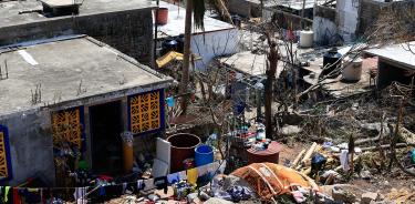 Fotografía de casas destruidas en una zona afectada por el paso del huracán Otis, hoy en las costas de Acapulco, Guerrero