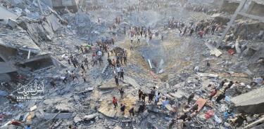 Tamaño del cráter evidencia la potencia de la bomba lanza por Israel sobre el campo de refugiados de Yabalia, norte de Gaza
