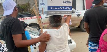 Industriales del país, entregan ayuda humanitaria directamente a familias damnificadas por el debastador huracán Otis, en el puerto de Acapulco