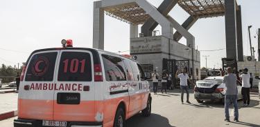 Una ambulancia con palestinos heridos es autorizada a entrar en Egipto como parte del primer convoy, en su mayoría extranjeros, que abandona Gaza por el paso de Rafah