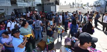 Personas afectadas por el huracán Otis en busca de transporte a sus lugares de origen, en una terminal de autobuses en Acapulco (Foto de Archivo)