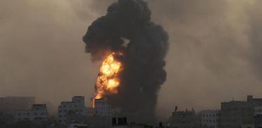El humo y las llamas aumentan tras un ataque israelí en el barrio de Tal Al Hawa en la ciudad de Gaza