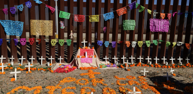 Altar de Día de Muertos en memoria de migrantes