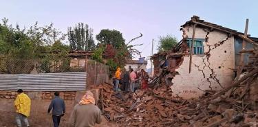 El rastro del terremoto se aprecia en casas dañadas cerca de Jajarkot