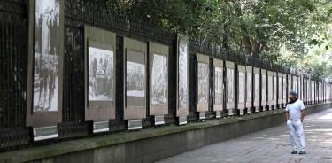 El IMSS montó una exposición fotográfica en las rejas del Bosque de Chapultepec, con motivo del 80 aniversario del instituto
