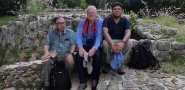 Los arqueo-astrónomos Jesús Galindo (i) y Stanislaw Iwaniszewsk (c), acompañados del arquitecto Ricardo Arturo García Reyna.