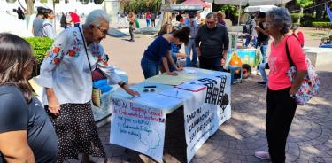 Mesa de firmas en Parque México