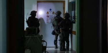 Soldados israelíes recorren el área de radiología del hospital Al Shifa en Gaza.