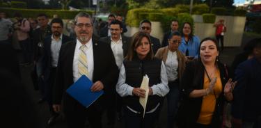 El presidente electo Arévalo y la vicepresidenta electa Karin Herrera (c), en una manifestación para denunciar los actos de la Fiscalía