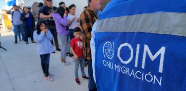 Migrantes asisten a la inauguración de un centro de multiservicios de la ONU