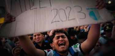 Seguidor de Milei celebra en Buenos Aires el triunfo del candidato ultraderechista en Argentina