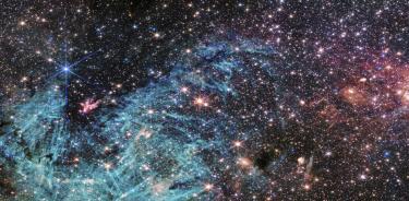 Esta imagen del telescopio espacial James Webb muestra una porción del denso centro de nuestra galaxia con un detalle sin precedentes.