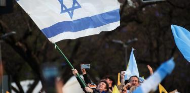Milei ondea la bandera de Israel durante un mitin en Rosario