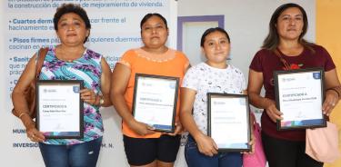 Yucatecas reciben ayuda económica