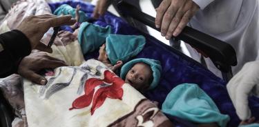 Bebés prematuros en un hospital de Rafah, antes de ser hospitalizados en Egipto