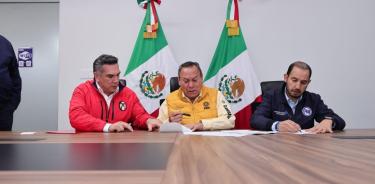 Alejandro Moreno, Marko Cortés y Jesús Zambrano, líderes nacionales de PRI, PRD y PAN, en ese orden, en la firma de su coalición Fuerza y Corazón por México ante el INE.