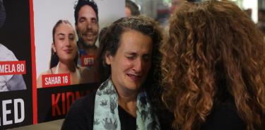 Hadas Kalderon, madre de la rehén Sahar y de su marido Ofer, también en manos de Hamás, llora en otra noche de protesta para exigir su liberación en Tel Aviv