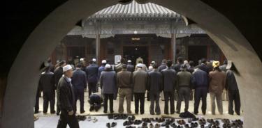 Musulmanes chinos realizan las oraciones del viernes en la Mezquita Niujie de Beijing.