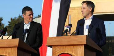 El mandatario español Pedro Sánchez (i), y el Primer Ministro belga, Alexander De Croo (d), en Egipto