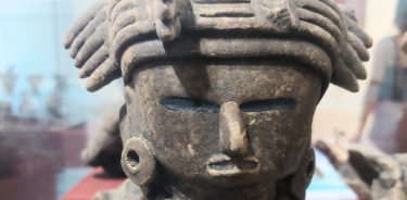 Escultura de un dios narigudo en Veracruz