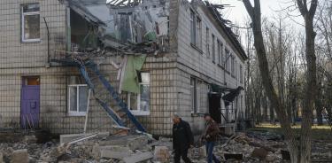 Escombros de una guardería dañada durante los ataques con aviones no tripulados en Kiev