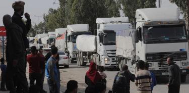 Camiones con ayuda humanitaria esperan para cruzar desde el sur de la Franja de Gaza hacia el norte