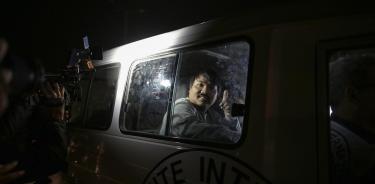 Tailandés liberado saluda desde la furgoneta de la Cruz Roja que lo trasladó desde Gaza a Israel
