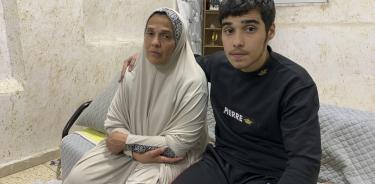 Nashat Dababshe, de 17 años, junto a su madre en su casa en Jerusalén este. Ingresó en prisión con 15 años.