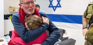 Thomas Hand abraza a su hija Emily este lunes, tras ser liberada por Hamás