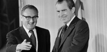 El poderoso secretario de Estado de EU, Henry Kissinger, junto al presidente Richard Nixon, antes de que el mandatario republicano cayera en desgracia
