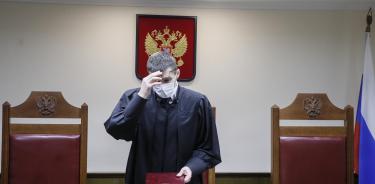 El juez ruso Oleg Nefedov anuncia la decisión de declarar extremista al movimiento internacional LGBT