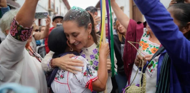 Mujeres purépechas entregan bastón de mando a Claudia Sheinbaum