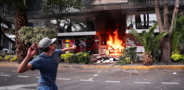 Integrantes de diversos colectivos quemaron las instalaciones de la Secretaría de Salud