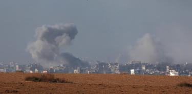 El humo se eleva después de una explosión en el norte de la Franja, en el segundo de día de bombardeos israelíes tras el fin de la tregua