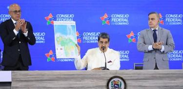 El presidente Maduro muestra este martes el nuevo mapa oficial de Venezuela, con el territorio de Esequibo anexionado