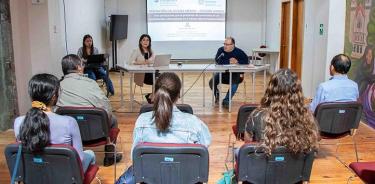 En la Escuela para Estudiantes Extranjeros de la UV, Zizil-Ha Baruch Verduzco habló sobre el subempleo de profesionistas en los EU.